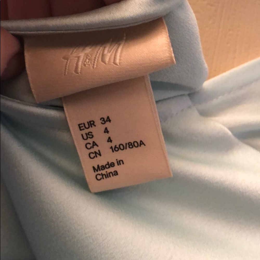 Cute A Symmetrical light blue H&M blouse - Picture 3 of 4
